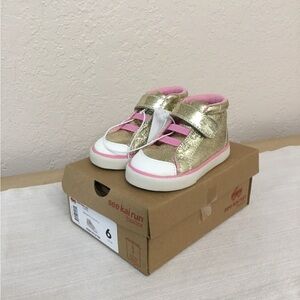 See Kai Run Basics - Toddler Belmont II Gold Shine Shoes size 6